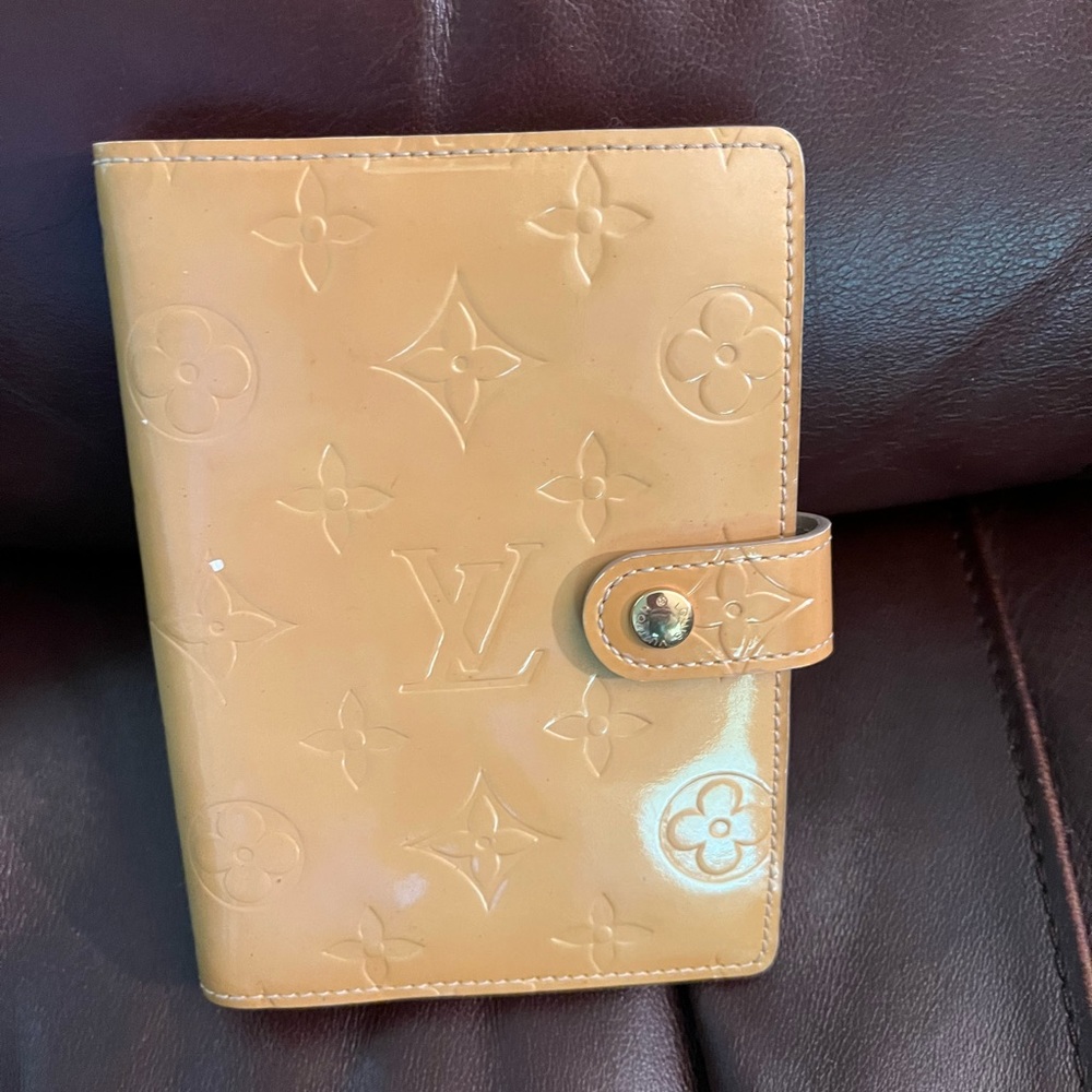 EUC Louis Vuitton vernis PM agenda with LV ruler and booklet